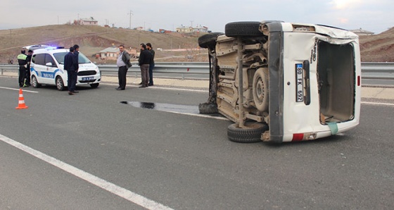 Midibüsün çarptığı hafif ticari araç yan yattı