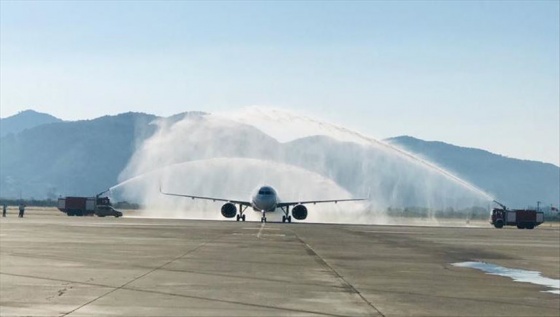 Milas-Bodrum Havalimanı'na Almanya'dan gelen ilk uçak “su takı“ töreniyle karşılandı