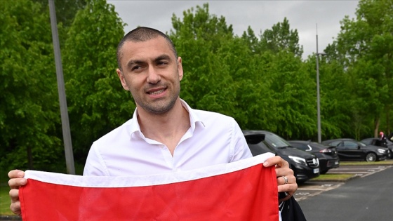 Milli futbolcu Burak Yılmaz: Çok gururluyuz ülkemize çok selamlar yolluyoruz