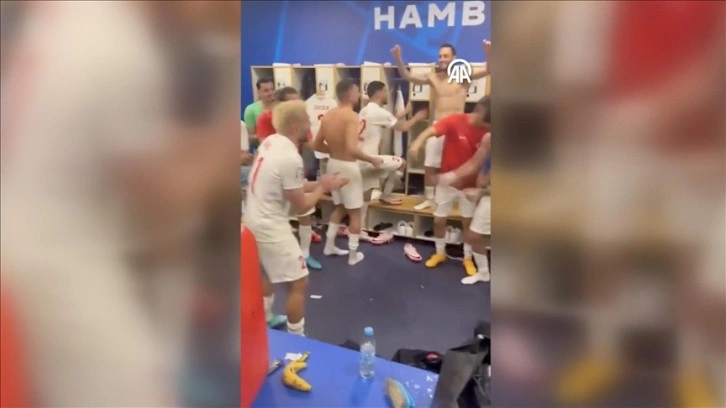 Milli futbolcular, Çekya galibiyetini soyunma odasına oynayarak kutladı