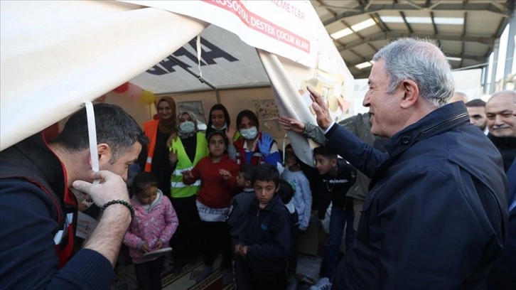 Milli Savunma Bakanı Akar depremden etkilenen Osmaniye'deki çalışmaları inceledi