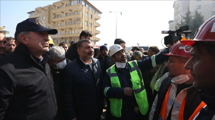 Milli Savunma Bakanı Akar ve Sağlık Bakanı Koca'dan Hatay kent merkezinde inceleme