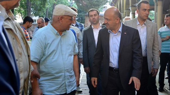 Milli Savunma Bakanı Işık bayram namazını Kocaeli'de kıldı