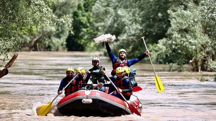 Milli sporcular, çevre farkındalığı için Melen Çayı'nda rafting yapıp çöp topladı