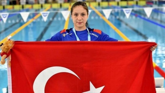 Milli yüzücü Merve Tuncel'den dünya gençler rekoru