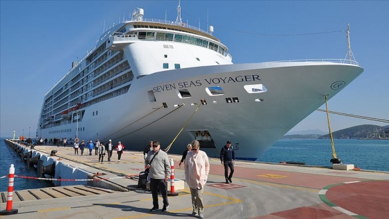 Milyonerleri taşıyan ultra lüks Seven Seas Voyager Kuşadası'nda