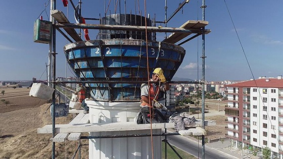 Minare ustasının metrelerce yüksekteki zorlu mesaisi