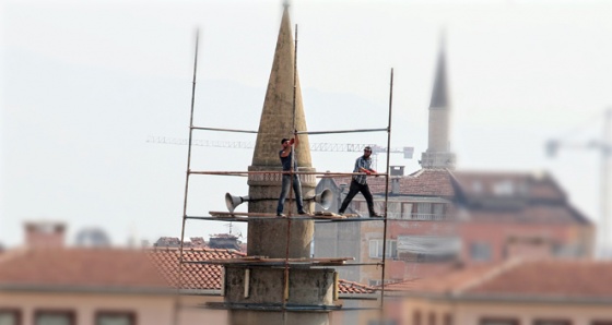 Minarede tehlikeye meydan okuyorlar