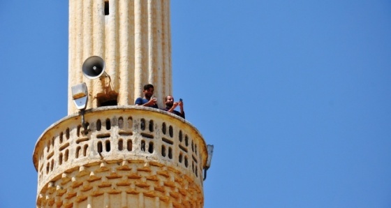 Minareden ezan sesi yerine, telefon konuşmaları yankılanıyor