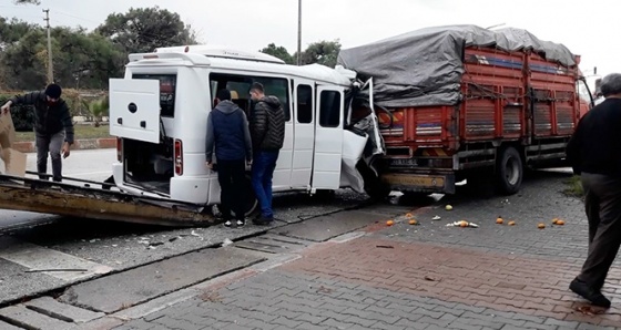 Minibüs kamyona arkadan çarptı: 1 yaralı