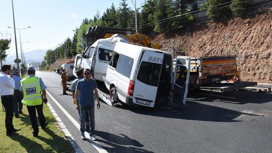 Minibüs trambüs direğine çarptı: 19 yaralı