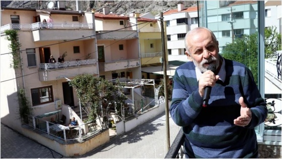 'Minik Kuş' salgın nedeniyle evde kalan komşularına balkondan konser veriyor