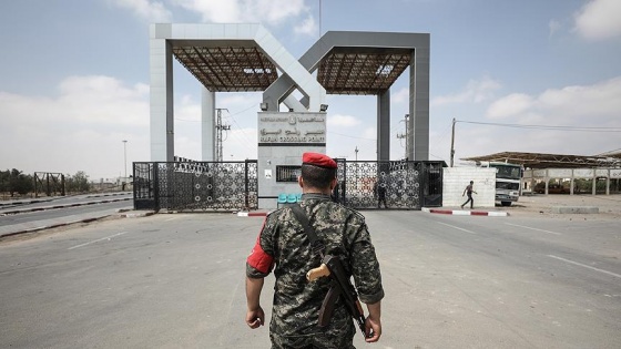 Mısır Refah Sınır Kapısı'nı geçişlere kapattı