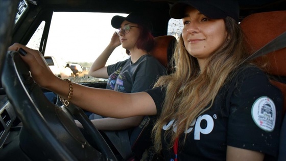 Modacı kadınlar off-road pistlerinin tozunu attırıyor