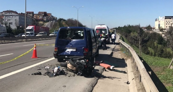 Motosiklet emniyet şeridindeki minibüse çarptı: 1 ölü, 1 yaralı