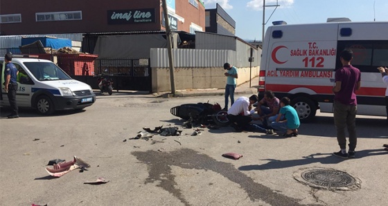 Motosiklet ile minibüs çarpıştı: 1'i ağır 2 yaralı