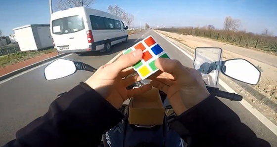 Motosiklet üzerinde rubik küp çözdü, oyun oynadı