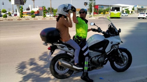 Motosikletli trafik polisleri araçlarıyla yolda kalan kız kardeşleri sınava yetiştirdi