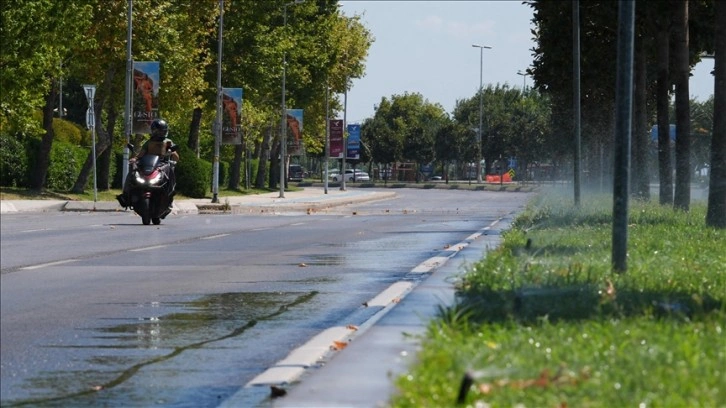 Motosikletliler, yanlış sulamayla kayganlaşan yollar için belediyelerden çözüm bekliyor