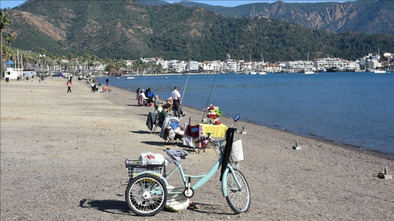 Muğla'da güneşli hava sahilleri hareketlendirdi