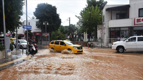 Muğla'da sağanak su baskınlarına yol açtı