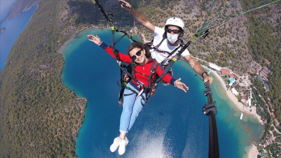 Muğla'da sağlık çalışanları yamaç paraşütü yaptı