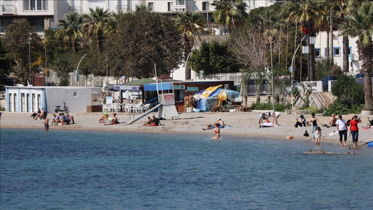 Muğla'da sıcak hava sebebiyle sahillerde yoğunluk yaşanıyor