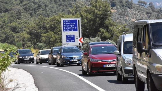 Muğla'da tatilciler uzun araç kuyrukları oluşturdu