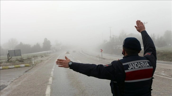 Muğla-Denizli kara yolunda kar ve buzlanma nedeniyle ulaşımda aksama yaşanıyor