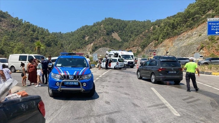 Muğla'da iki otomobilin çarpıştığı kazada 1 çocuk öldü, 10 kişi yaralandı