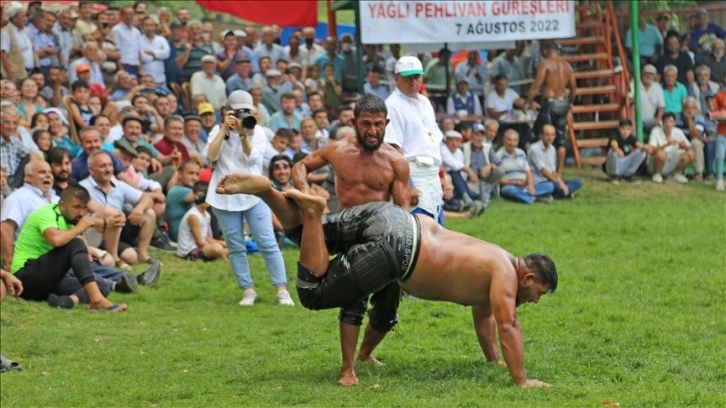 Muğla'da pehlivanlar sağanak altında güreşti