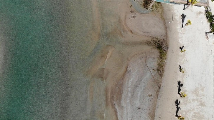 Muğla'nın Akyaka sahilinde deniz suyu 30 metre çekildi