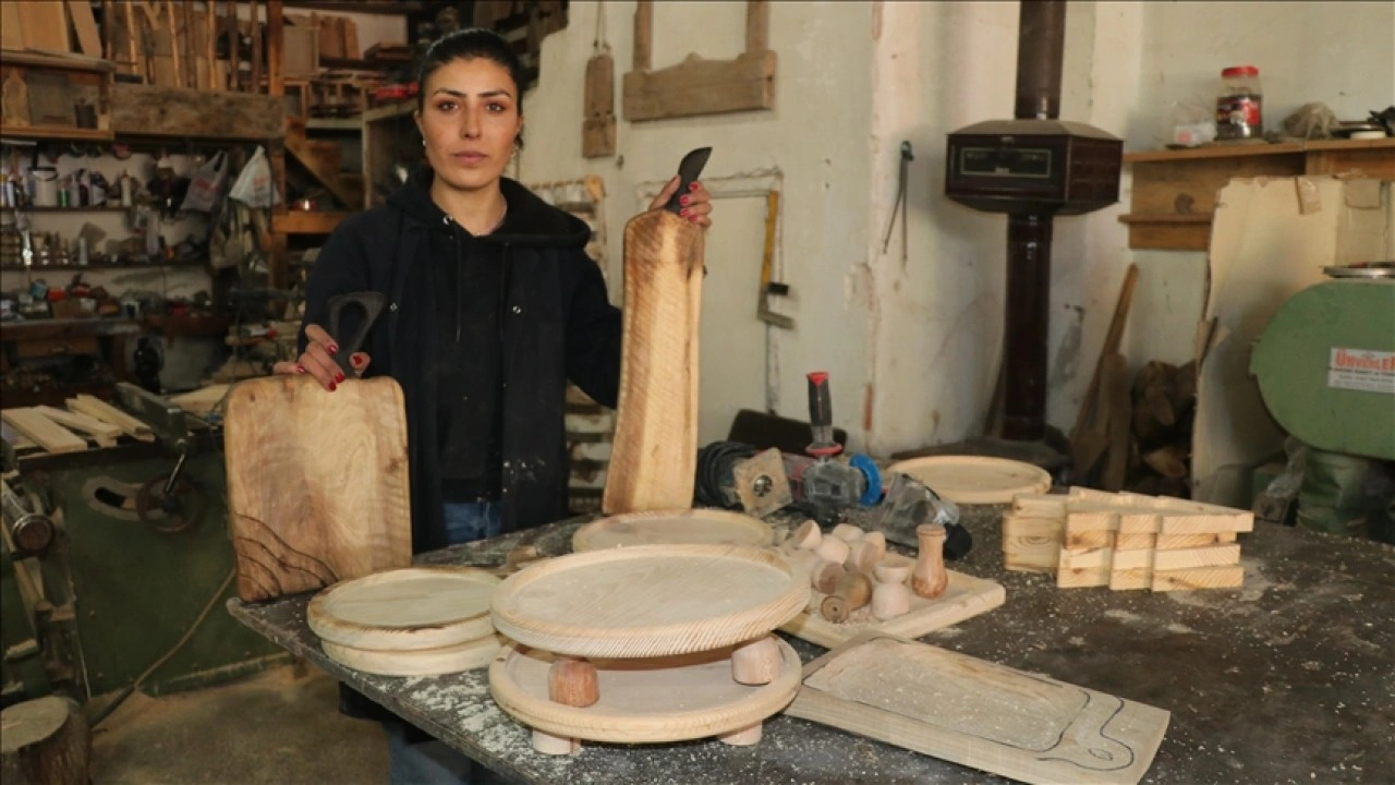 Muhasebeciliği bırakıp çocukluk hayali ahşap sanatına yöneldi