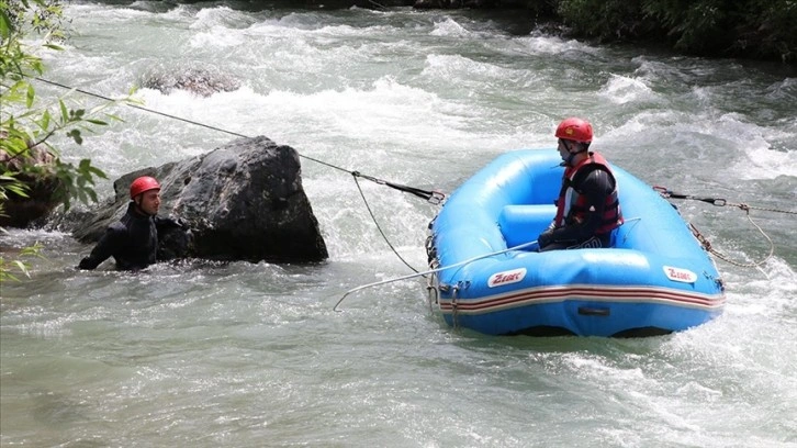 Müküs Çayı'na düşen hemşire 30 kilometrelik mesafede aranıyor