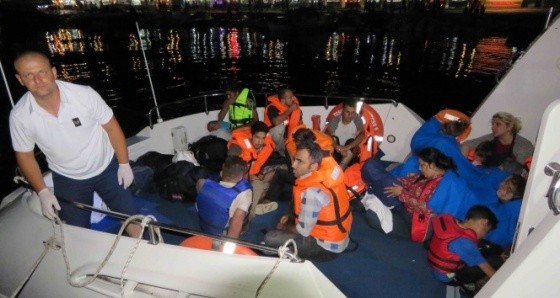 Mülteciler tekneleri arızalanınca yakalandı