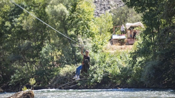 Munzur Çayı üzerine kurulan “zipline“ adrenalin tutkunlarının vazgeçilmezi oldu