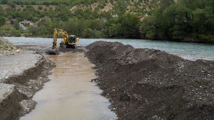 Munzur Çayı'nda kaybolan 2 kişinin bulunması için suyun yönü değiştirildi