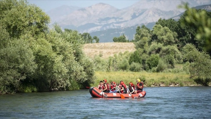 Munzur Çayı'nın serin sularında rafting keyfi