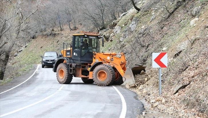 Munzur Çayı'nın taşması nedeniyle kapatılan Tunceli-Ovacık kara yolu ulaşıma açıldı