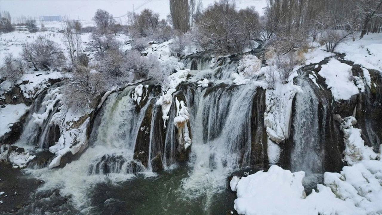 Muradiye Şelalesi'nin çevresi beyaza büründü