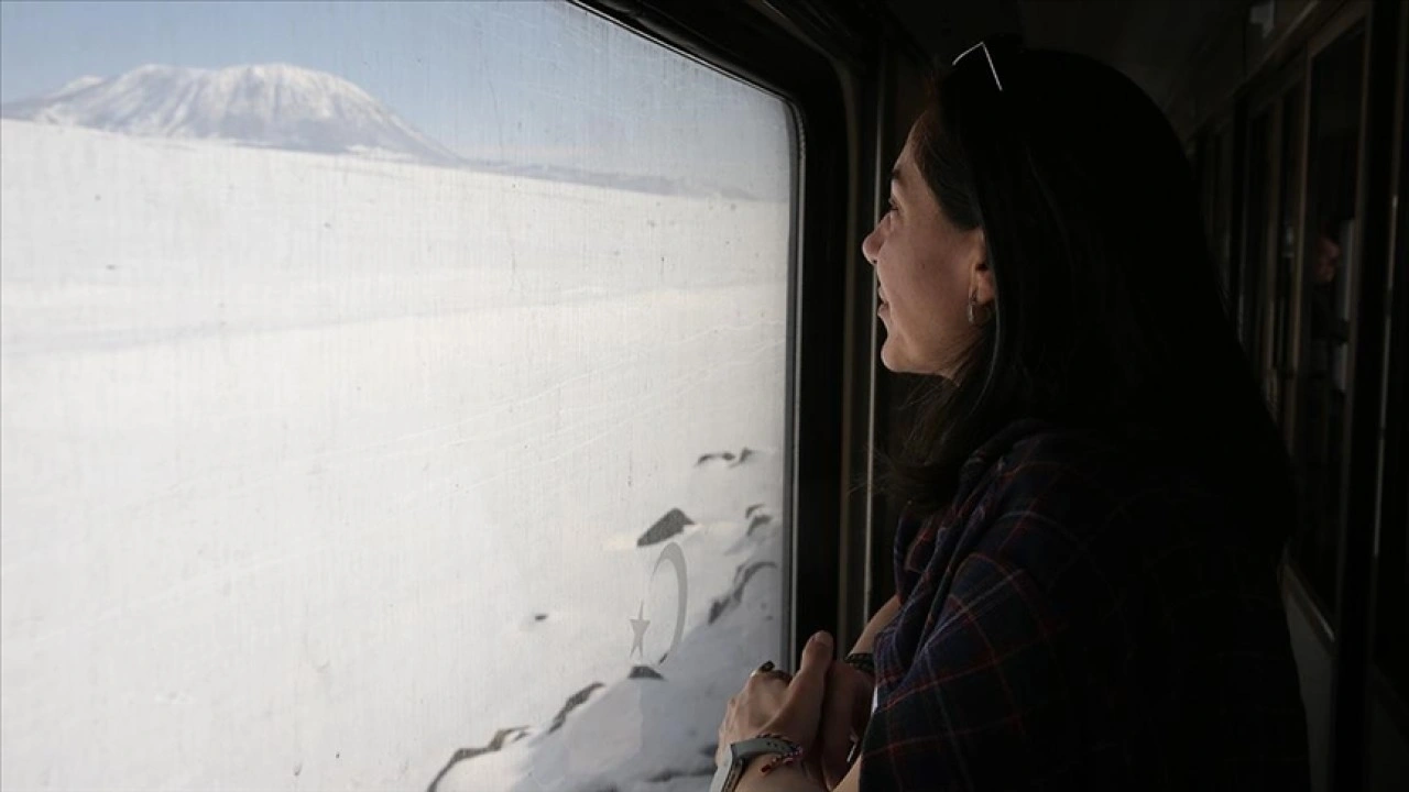 Muş'ta doğaseverler, tren yolculuğuyla bölgenin güzelliklerini keşfetti