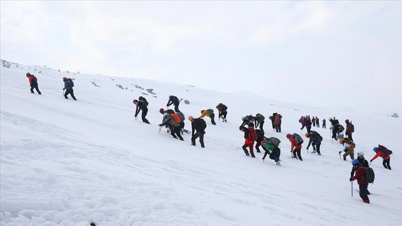 Muş'ta farklı illerden gelen 105 dağcı kış eğitimi alıyor