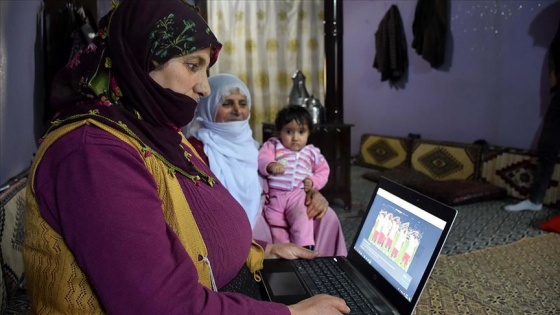 Muş'ta köylü kadınlar 'Yılın Fotoğrafları' oylamasında tercihlerini yaptı