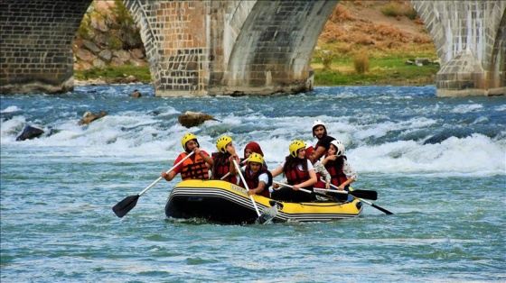 Muş'ta öğrencilerin rafting ve kano heyecanı