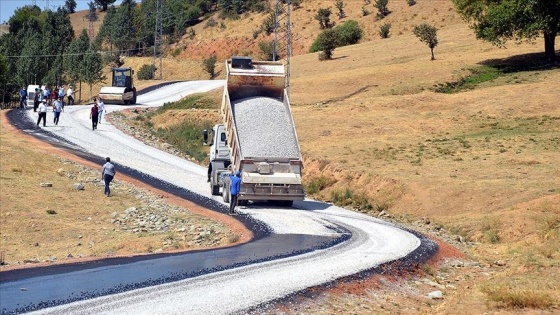 Muş'ta terörden temizlenen köylerine dönen vatandaşlara yol hizmeti götürülüyor