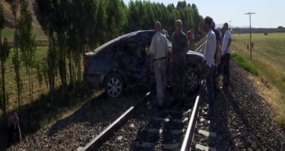 Muş'ta tren otomobile çarptı: 6 yaralı