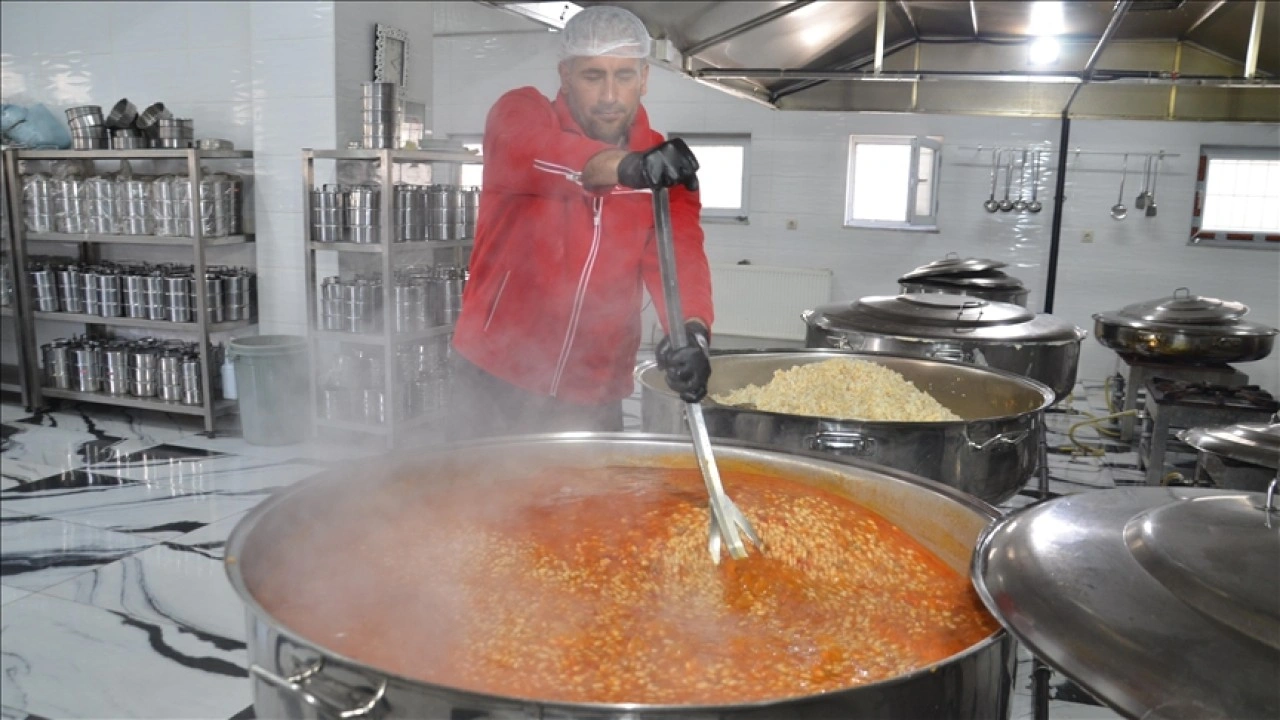 Muş'taki Türk Kızılay Aşevi'nde ihtiyaç sahipleri için iftariyelik hazırlanıyor