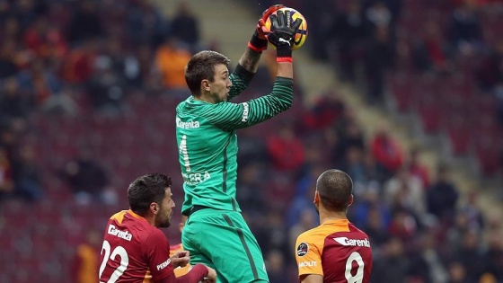 Muslera'nın parmağı çıktı