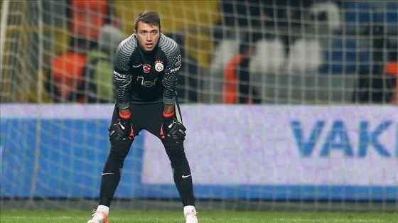 Muslera özel eldivenle sahada