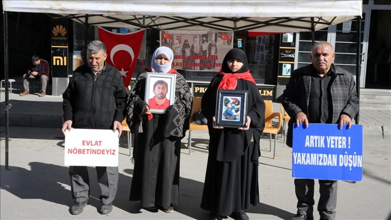 Muşlu aileler DEM Parti binası önündeki "evlat nöbeti"ni sürdürdü